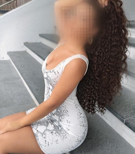 Alev-alev dans yapan hatun övgül