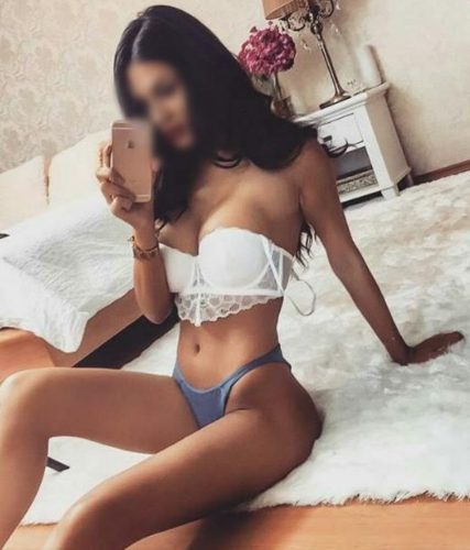 Ateşli otelde buluşan eskort Cennet