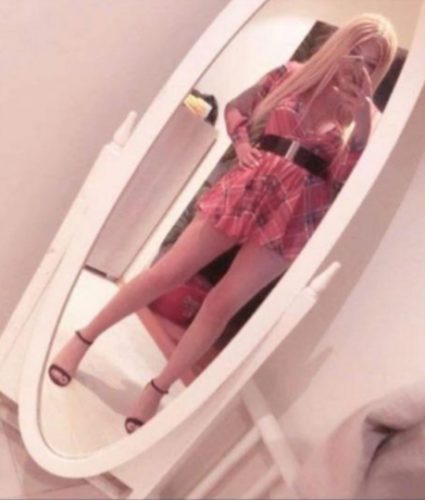 Cıvıl-cıvıl sarışın bayan Rebia