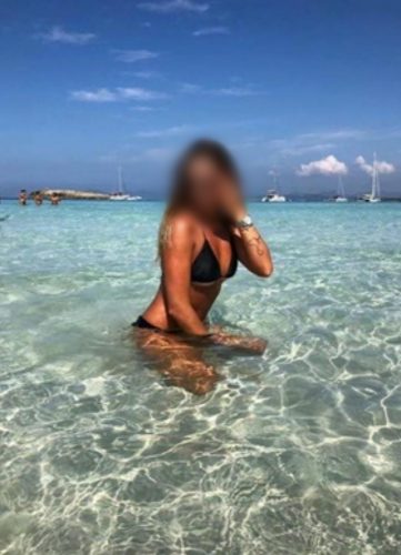 Etkileyici otelde buluşan eskort Nisan