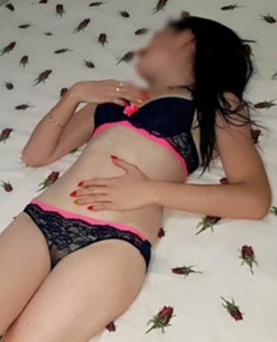 Gösterişli buğday tenli bayan Nehir