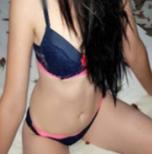 Gösterişli buğday tenli bayan Nehir