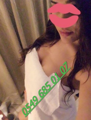 Gösterişli buğday tenli bayan Nehir