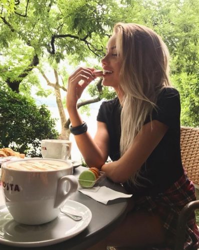 Gösterişli kumral kız Müjde