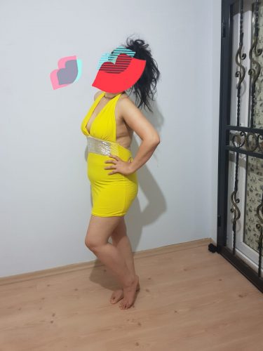 Neşeli evinde buluşan hatun Nazife