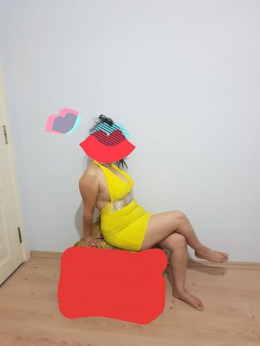 Neşeli evinde buluşan hatun Nazife