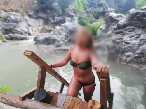 Neşeli kendi yeri olan kız Ezra