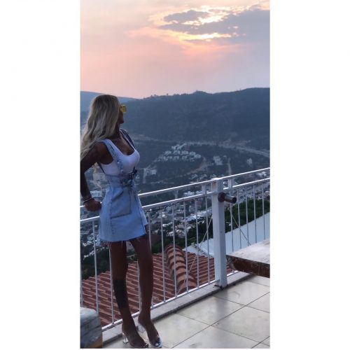 Seksapel masöz kız Melike