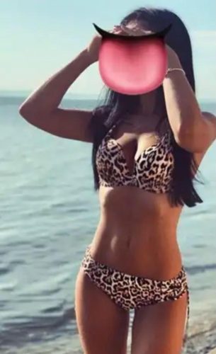 Şımarık kendi yeri olan kadın Meliha